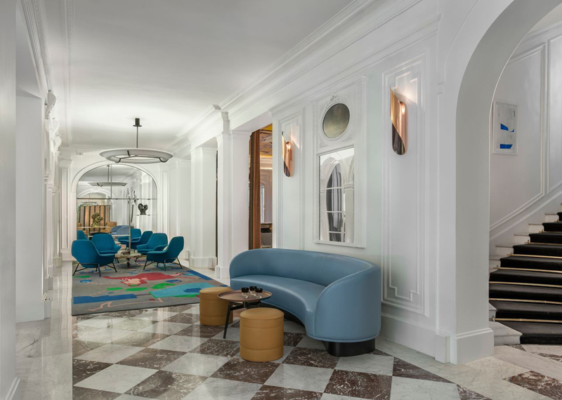 Couloir avec sol en marbre et moulures + mobilier design moderne