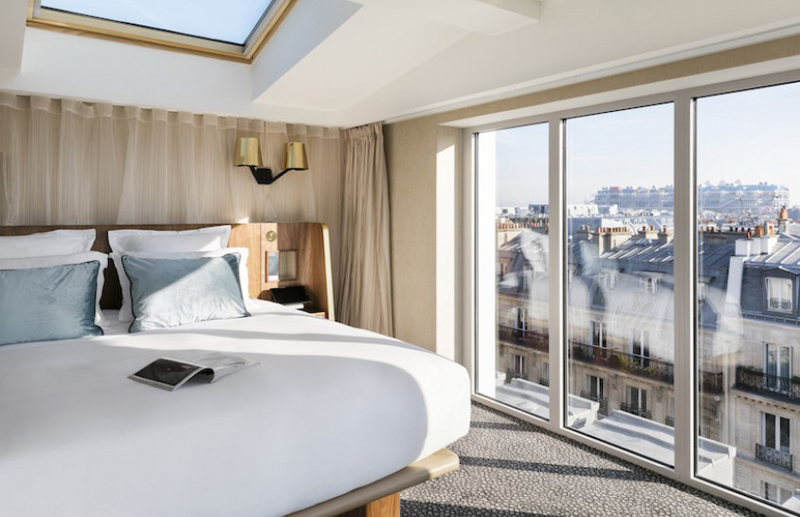 Chambre avec vue sur les toits de Paris